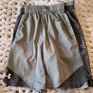 Under armor boys athletic shorts back and white